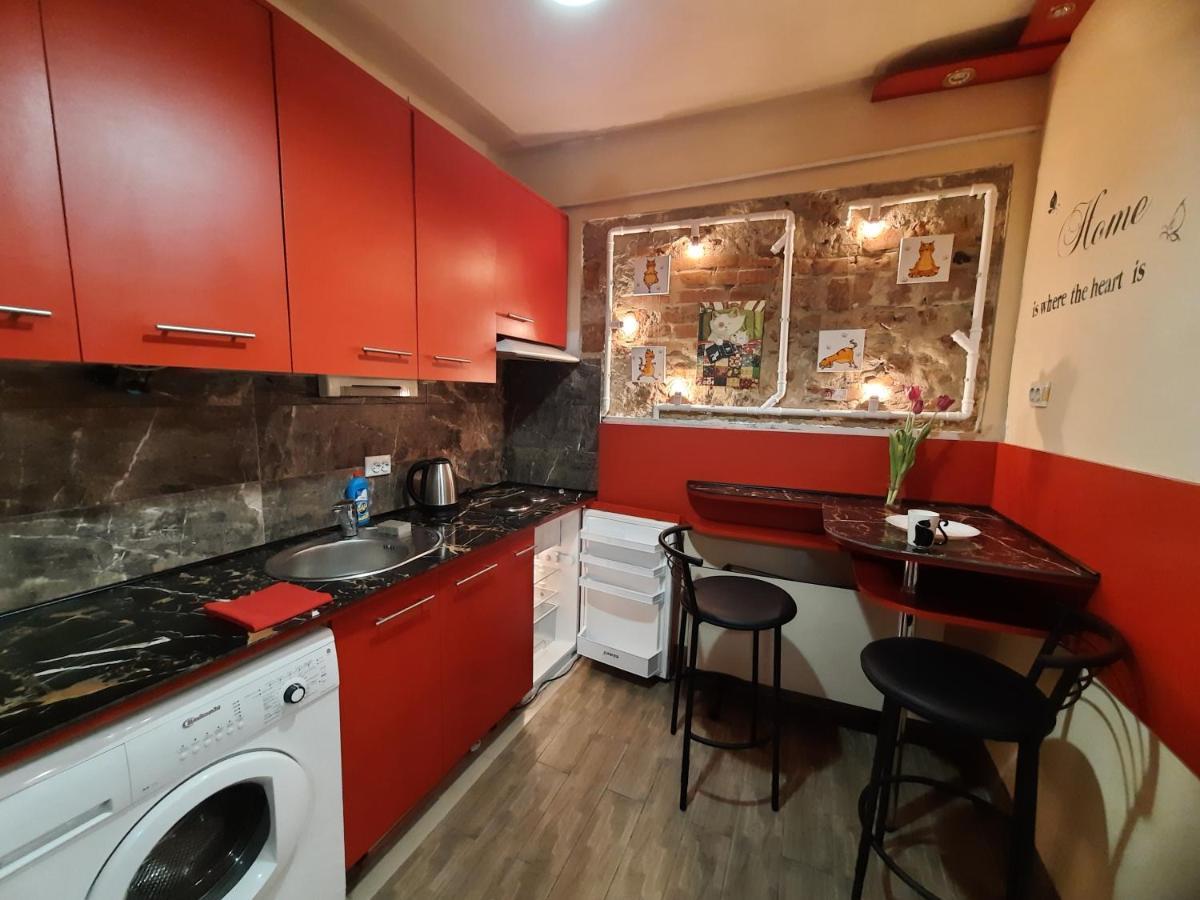 Apartment Midnight Cats' In Rynok Square світло є завжди!